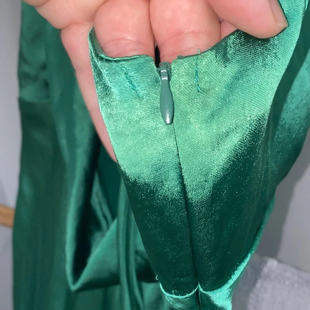 Elegant Green Sleeveless Dress - Picture 7 of 8